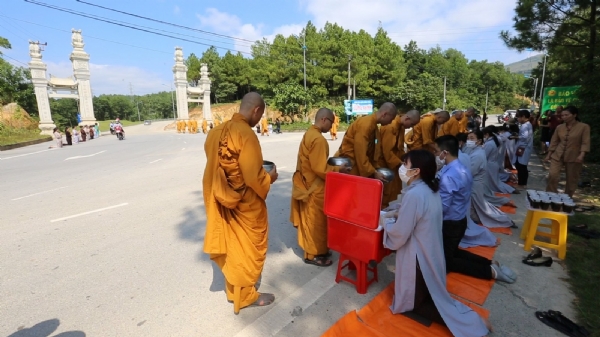 Các Phật tử cung kính sớt bát cúng dường Tăng đoàn chùa Ba Vàng.
