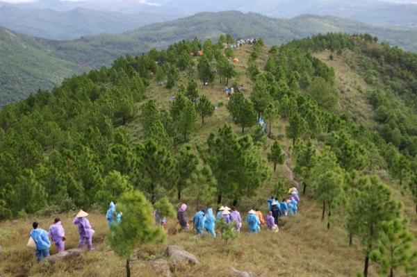 Các Phật tử cùng nhau đi kinh hành trên đỉnh núi Ba Vàng.
