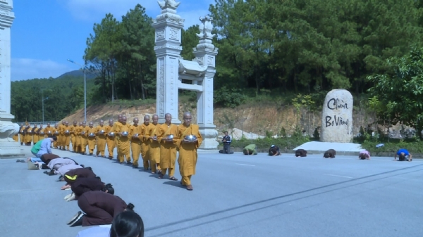Các Phật tử thành kính cung đón những bước chân an lạc của chư Tăng