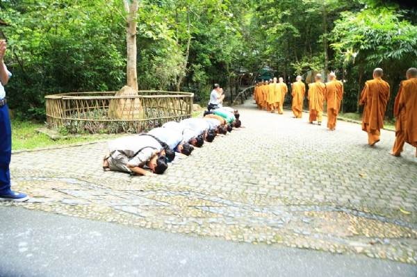 Các Phật tử thành kính đảnh lễ Tăng đoàn chùa Ba Vàng