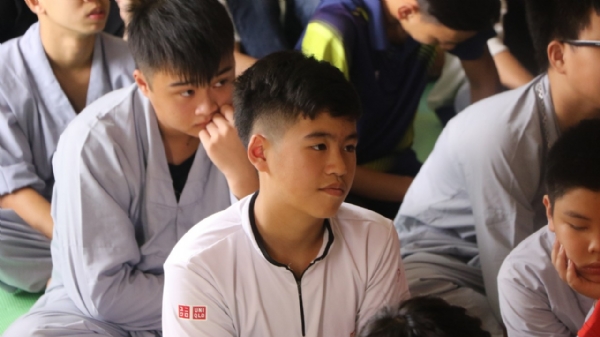 Các thành viên CLB Khóa Tu Mùa Hè tỉnh Lai Châu chăm chú lắng nghe những lời Pháp thoại.