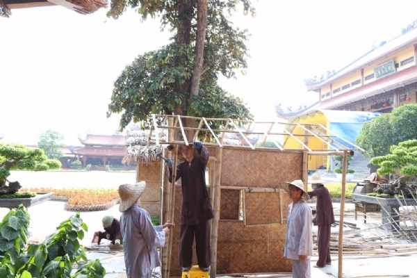 Các tiểu cảnh được dựng lên trên sân chánh điện chùa Ba Vàng.