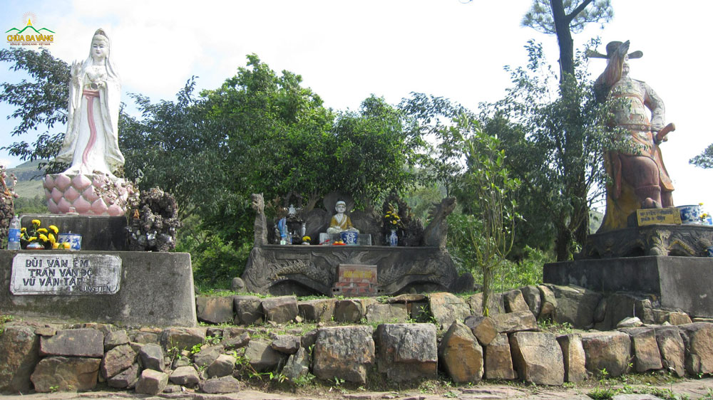 Các tôn tượng được thờ tại chùa cũ