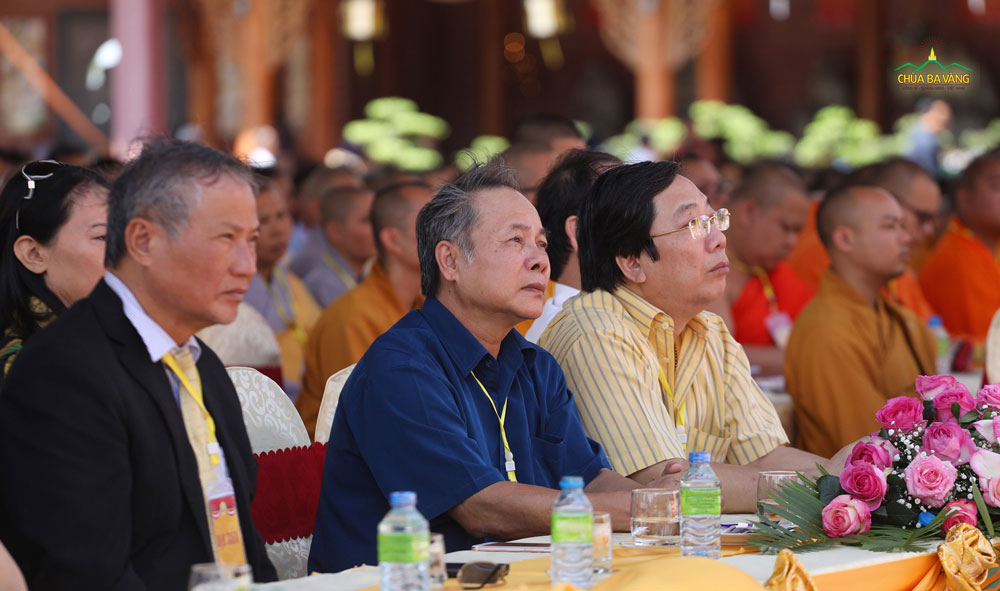 Các vị Đại biểu chăm chú lắng nghe Sư Phụ - Thầy Thích Trúc Thái Minh tuyên đọc hoài niệm Ân Sư và ban lời đạo từ 