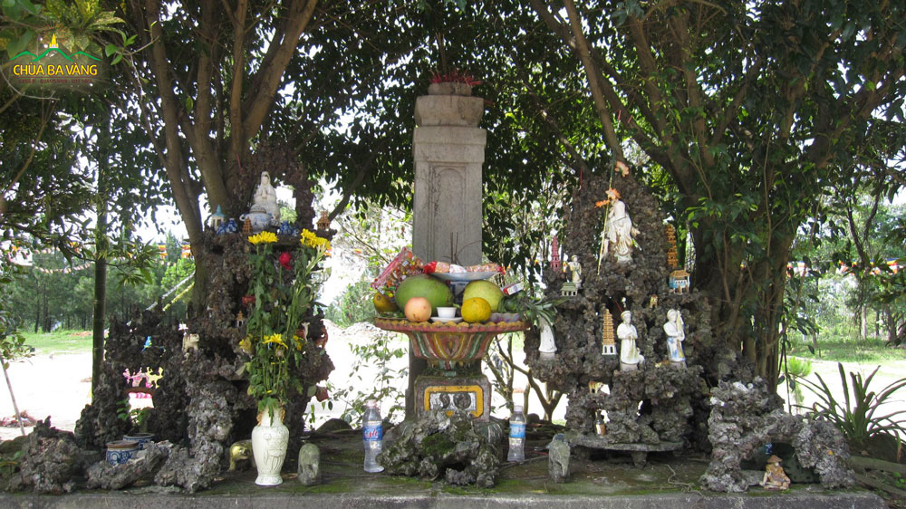 Cây hương bằng đá khắc tên chùa Bảo Quang Tự và tên núi Thằng Đẳng Sơn