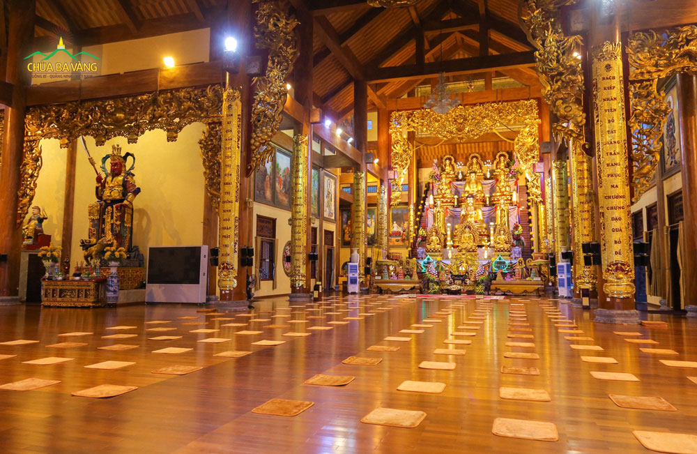 Chính Điện Tầng 1 chùa Ba Vàng trước thời khóa công phu khuya vào buổi sáng 
