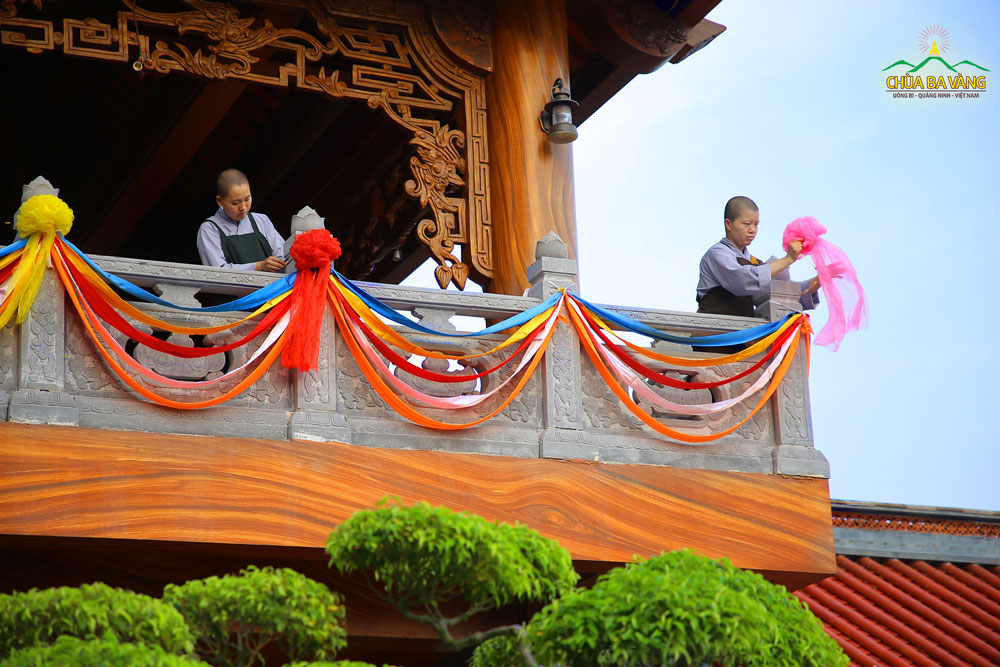 Chư Ni chùa Ba Vàng cùng tham gia công tác chuẩn bị cho Đại lễ giỗ Tổ