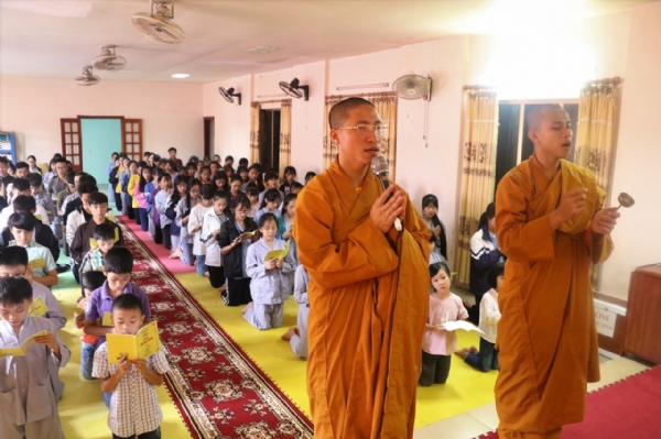Chư Tăng chùa Ba Vàng hướng dẫn các thành viên CLB Khóa Tu Mùa Hè lễ Phật.