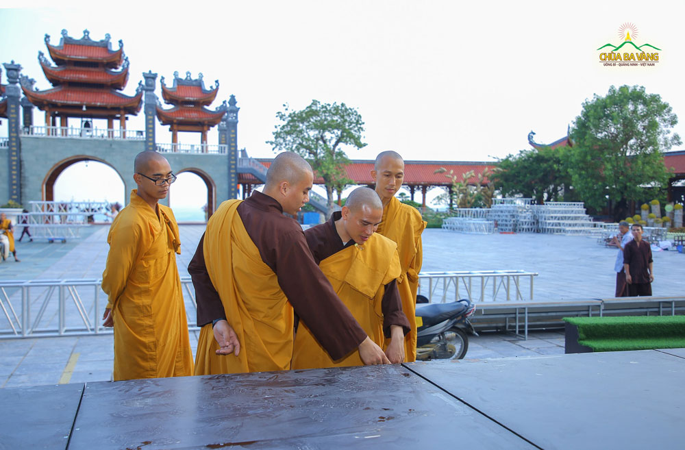 Chư Tăng chùa Ba Vàng cùng nhau đóng góp ý kiến cho công việc chuẩn bị Đại lễ giõ Tổ nhanh chóng hoàn thiện