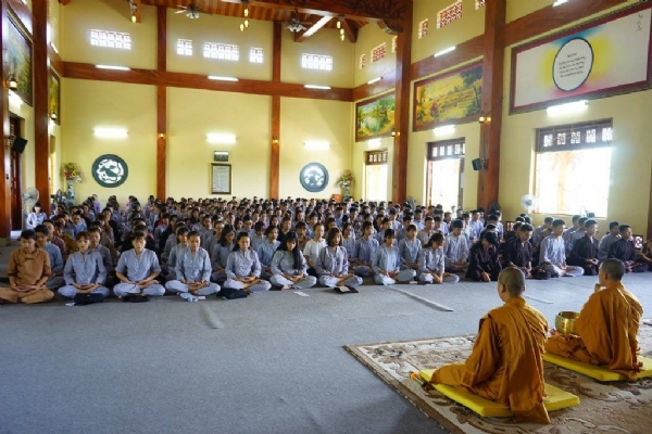 Chư Tăng chùa Ba Vàng hướng dẫn các bạn trẻ ngồi thiền.