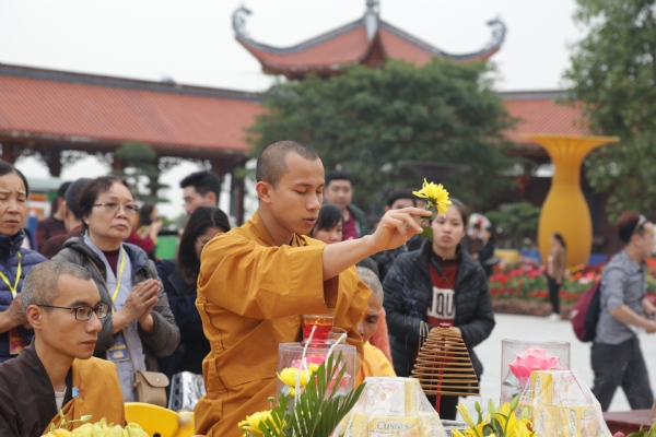 Chư Tăng chùa Ba Vàng làm lễ sái tịnh.