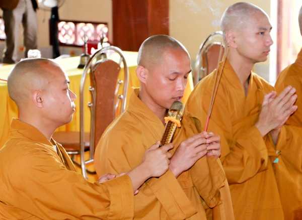 Chư Tăng niêm hương bạch Phật làm lễ cầu siêu