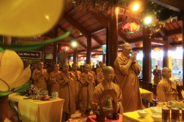 Chư Tăng chùa Ba Vàng niêm hương bạch Phật.