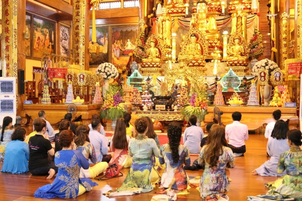 Chư Tăng chùa Ba Vàng tác lễ cầu an cho phái đoàn tại chánh điện chùa Ba Vàng.