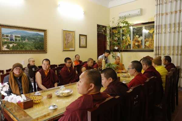 Chư Tăng chùa Ba Vàng tiếp đón ngài Minling KhenChen Rinpoche và Tăng đoàn.
