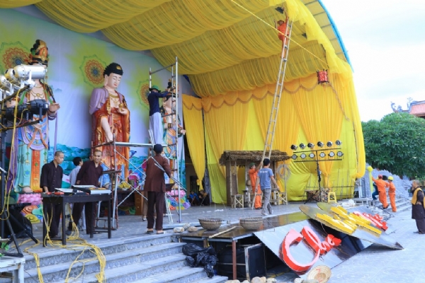 Chư Tăng cùng Phật tử chùa Ba Vàng chuẩn bị sân khấu cho Đại lễ Vu Lan 2017.