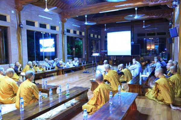 Chư Tăng họp bàn phương án điều phối và phân luồng giao thông tại bãi xe số 1 trước cổng Tam Quan.