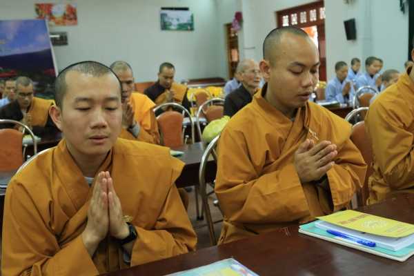 Chư Tăng niệm Phật trước khi vào buổi học.