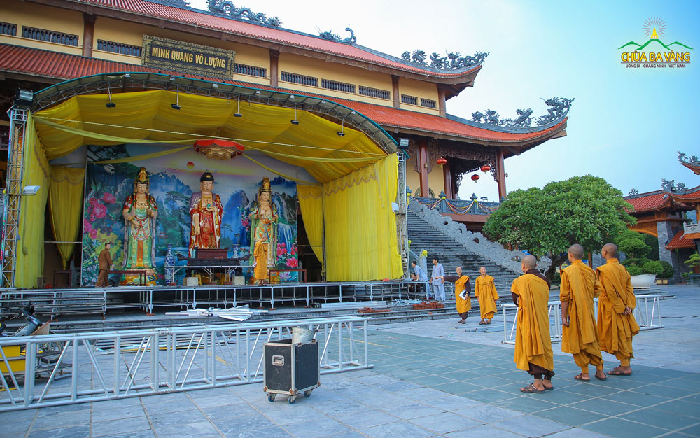 Chư Tăng triển khai các công việc tới các Phật tử để công tác chuẩn bị cho Đại lễ giỗ Tổ diễn ra theo đúng kế hoạch 