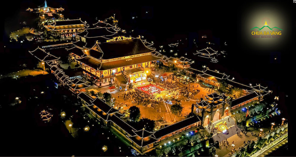 Toàn cảnh chùa Ba Vàng về đêm đẹp như tranh vẽ
