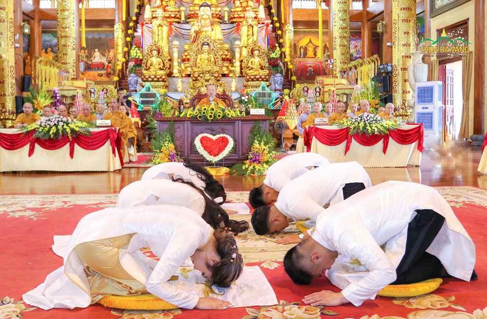 Tân lang - Tân nương đảnh lễ nhau trong buổi lễ Hằng Thuận tại chùa Ba Vàng 