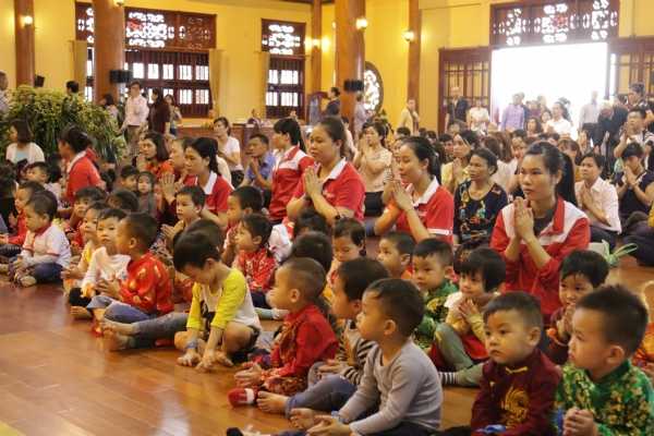 Cô giáo trường mầm non hướng dẫn các bé lễ Phật tại chánh điện chùa Ba Vàng.