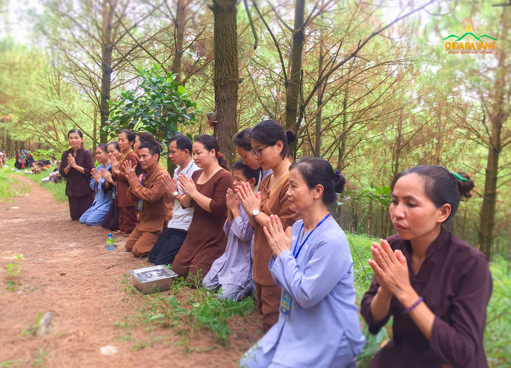Cô Nguyễn Thị Lý cùng các đạo hữu trong buổi sớt bát cúng dường chư Tăng tu tập trong rừng
