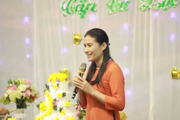 Cô Phạm Thị Yến - chủ nhiệm CLB Cúc Vàng - Tập Tu Lục Hòa lên phát biểu và báo cáo hoạt động trong 1 năm của CLB.