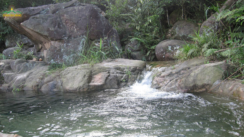 Con suối nhỏ tại núi Ba Vàng