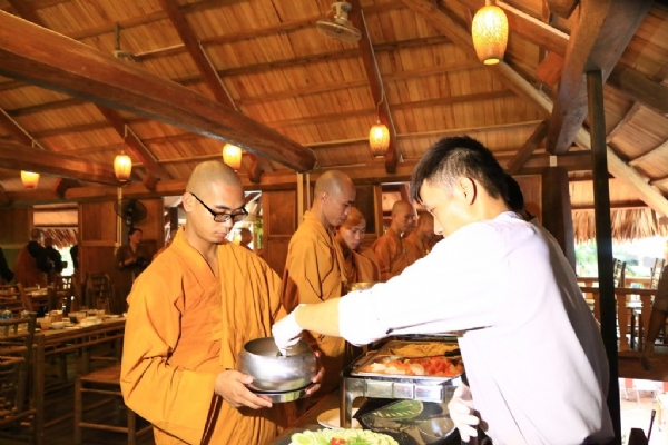 Công nhân viên công ty thành kính sớt bát cúng dường chư Tăng chùa Ba Vàng