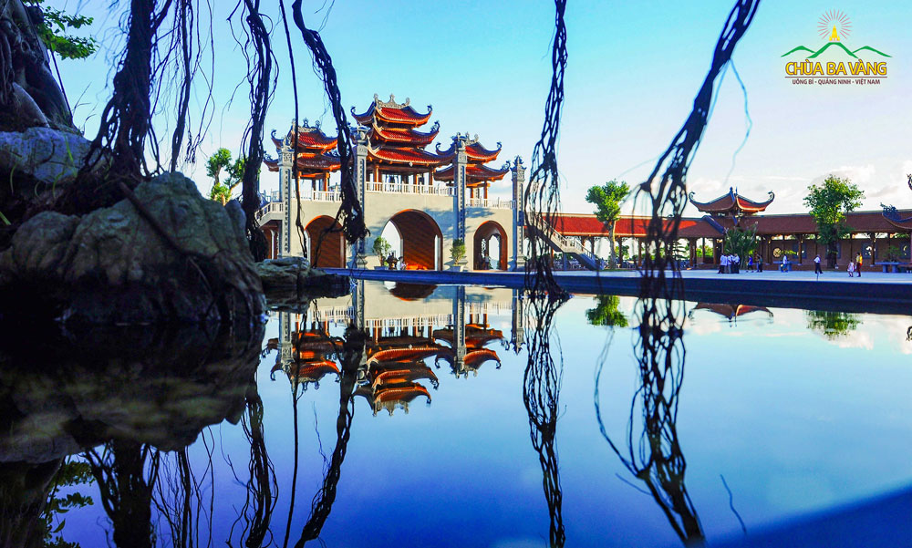 Công Tam Quan nội chùa Ba Vàng nhìn từ Chính Điện