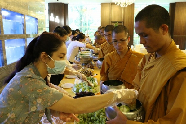 Công ty cổ phần Khách sạn Hồng Vận đặt bát cúng dường chư Tăng chùa Ba Vàng