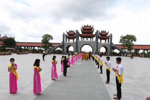 Cung đón chư tôn Đức Tăng-Ni trường Hạ chùa Trình-Quảng Ninh về dự Đại lễ phát Bồ Đề tâm