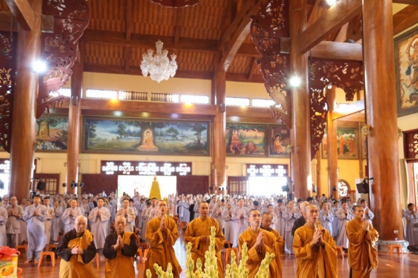 Đại chúng lễ Phật và tụng kinh Phổ Môn xưng tán công đức của Đức Bồ Tát Đại Bi Quán Âm để hiểu và học tập theo công hạnh của đức Bồ Tát