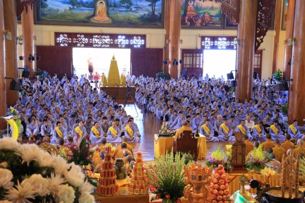 Đại chúng một lòng tưởng niệm ân đức của Tổ Sư đã tiếp nối mạng mạch Phật pháp, thiền phái Trúc Lâm và khai sơn xây dựng ngôi chùa Bảo Quang Tự