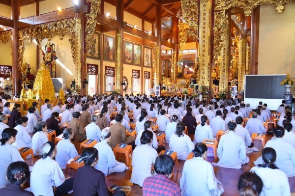 Đại chúng tĩnh tọa và thiền quán lời Phật dạy để hiểu tu Phật như thế nào được mở mang trí tuệ