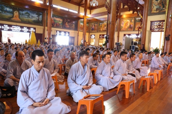 Đại chúng tĩnh tọa và thiền quán lời Phật dạy để hiểu tu Phật như thế nào được mở mang trí tuệ