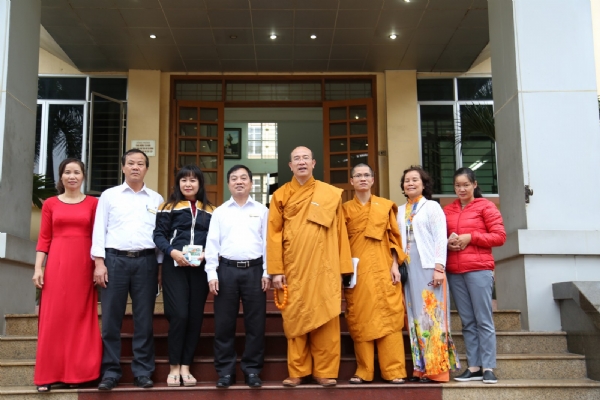 Đại diện Cán bộ công nhân viên bệnh viện Đa Khoa tỉnh Thái Bình chụp hình lưu niệm cùng Thầy Trụ Trì.