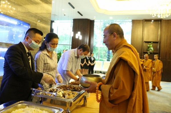 Đại diện các bộ công nhân viên công ty cổ phần Khách sạn Hồng Vận sớt bát cúng dường chư Tăng chùa Ba Vàng.