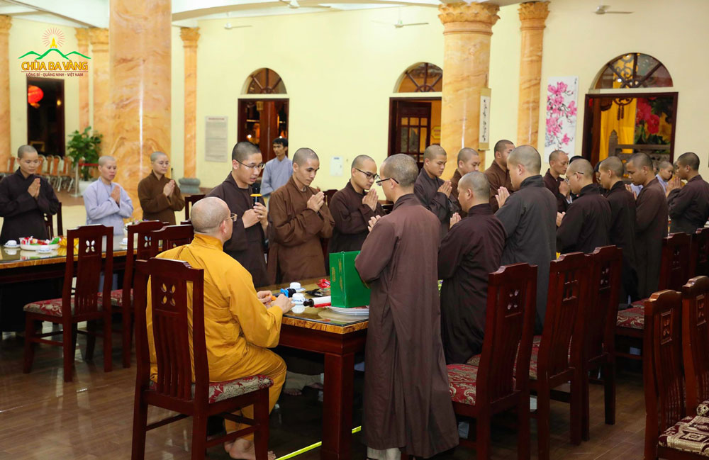 Đại diện phái đoàn Trường trung cấp Phật học dâng lời tác bạch 