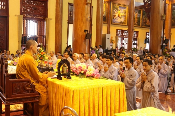 Đại Đức Giới sư Thích Trúc Bảo Việt truyền trao Bát Quan Trai Giới cho hàng Phật tử .