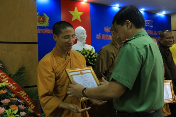 Đại đức Thích Trúc Bảo Thành đại diện cho chư Tăng ni Phật tử Chùa Ba Vàng đón nhận bằng khen của Công an Tỉnh tuyên dương Chùa