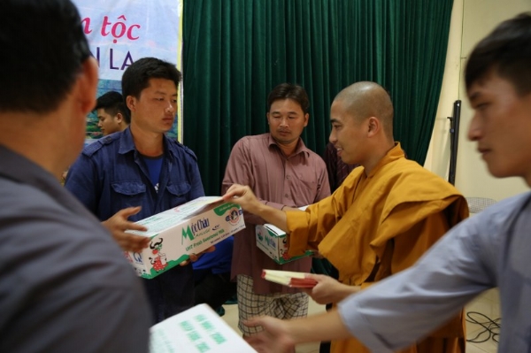 Đại đức Thích Trúc Bảo Tiến - Phó chánh văn phòng GHPG tỉnh Lai Châu trao quà cho các hộ gia đình bị thiệt hại trong đợt bão lũ tại huyện Mường La