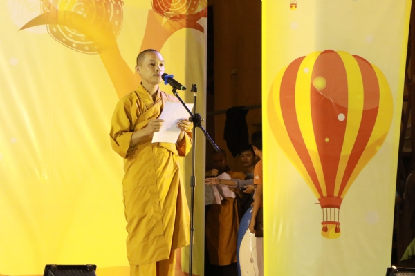 Đại đức Thích Trúc Bảo Việt đọc diễn văn tuyên bố khai mạc đêm thi tài năng