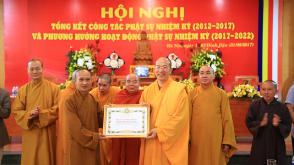 Đại đức Thích Trúc Thái Minh - Trụ trì chùa Ba Vàng nhận bằng khen Trung ương GHPGVN trao tặng.