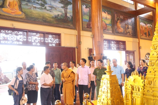 Đoàn đại biểu Công an tỉnh Xayabury nước Lào thăm quan tòa chánh điện lớn nhất Đông Dương.