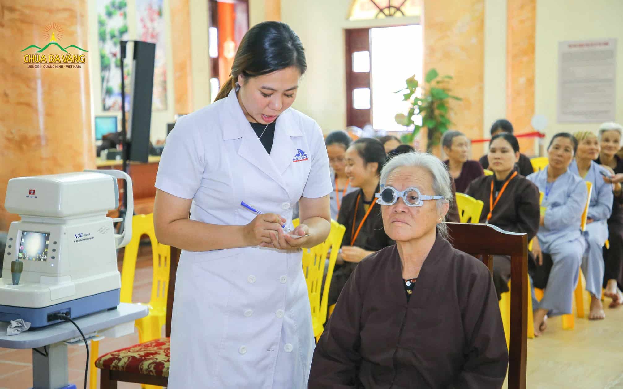Đội ngũ y, bác sĩ nhiệt tình khám mắt và tư vấn cho các Phật tử cao tuổi 