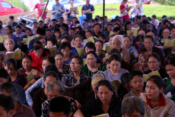 Đông đảo nhân dân Phật tử thập phương về tham dự lễ cầu siêu.