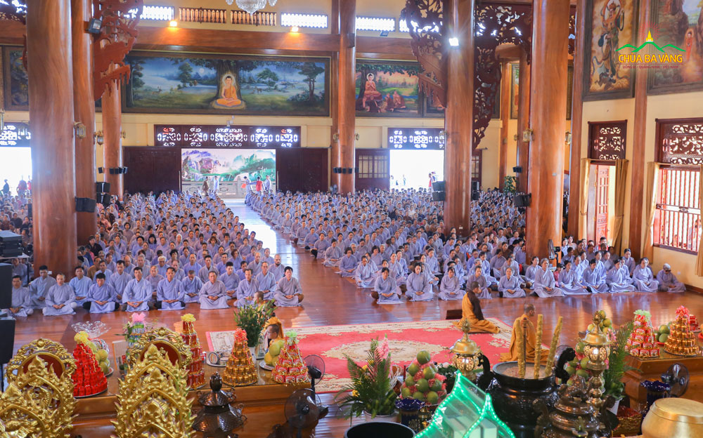 Đông đảo Phật tử tham dự thời khóa tọa thiền tại chính điện tầng 2 chùa Ba Vàng 