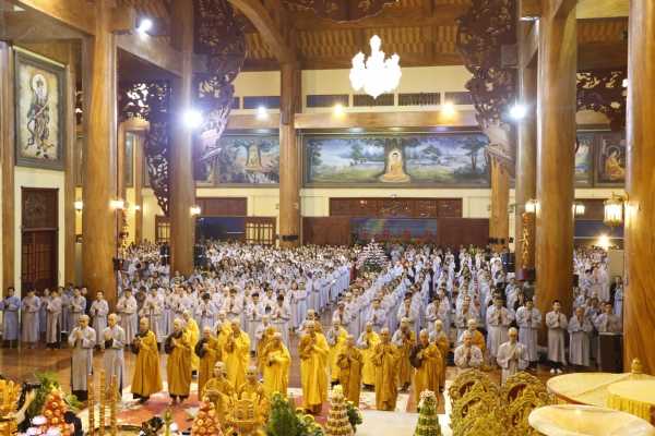 Đông đảo Phật tử, nhân dân tham gia thời khóa sám hối diễn ra tại ngôi Đại Hùng Bảo Điện.